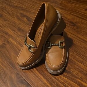 Women's Size 8 Zodiac Tan Loafers for Women